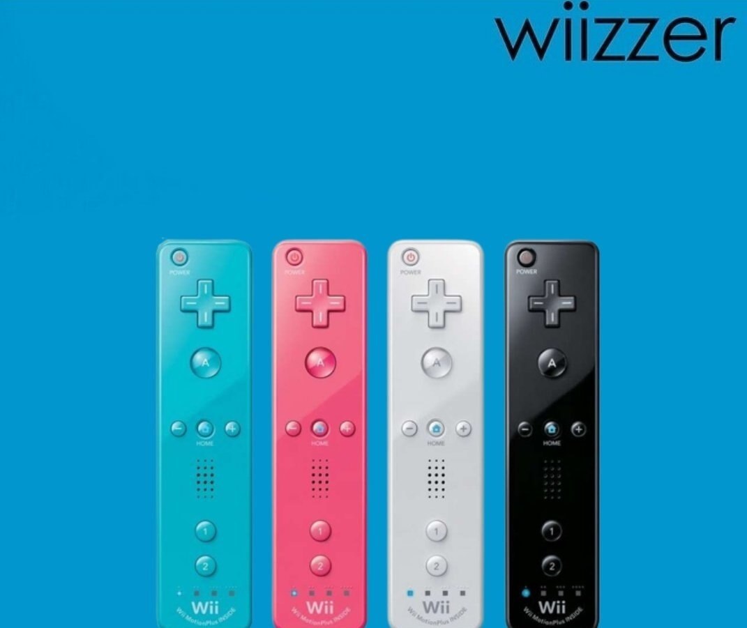Wiizzer (Weezer Wii) Мем с четырьмя контроллерами Wii разного цвета и логотипом группы Weezer, стилизованным под название приставки.