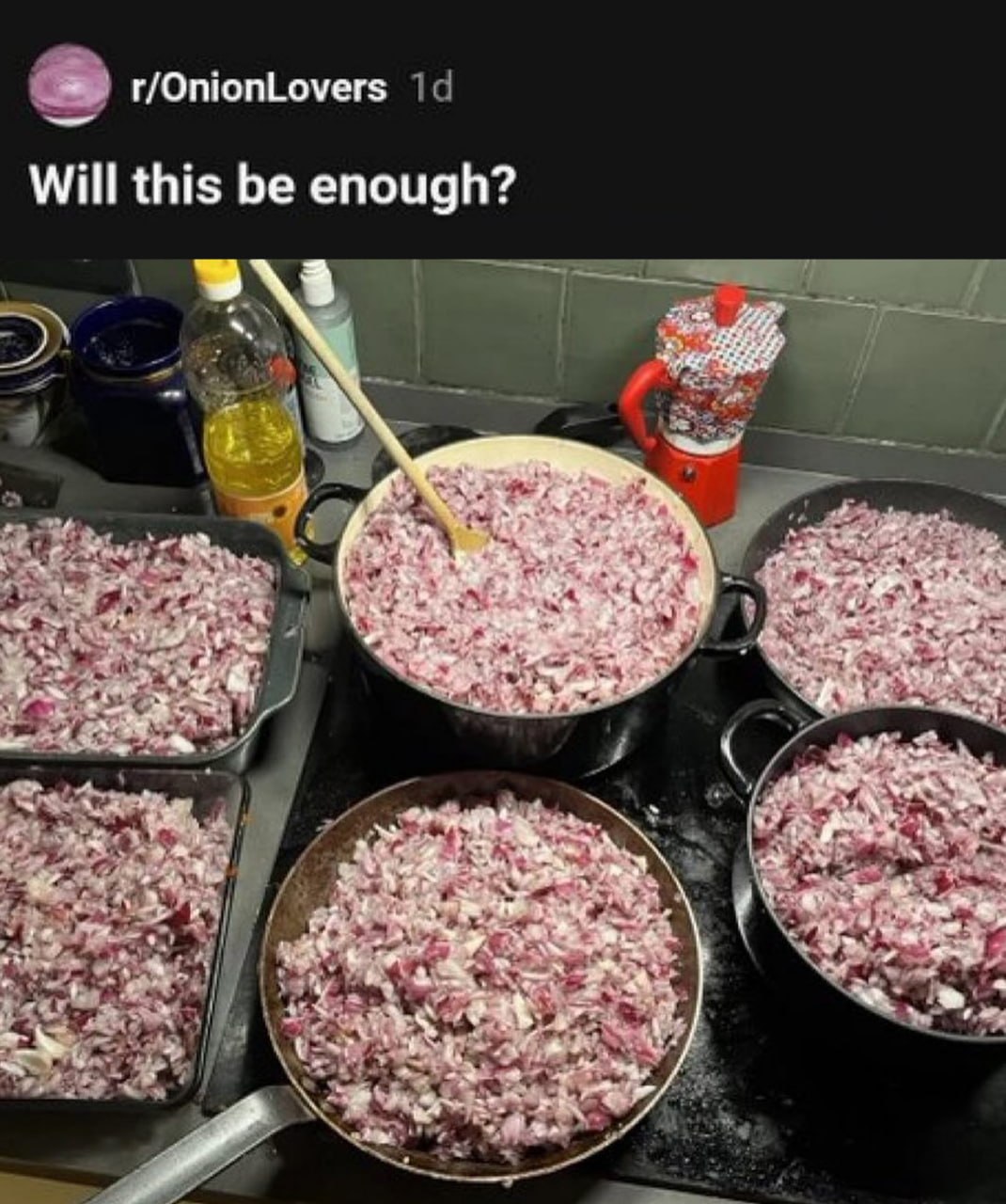 Will this be enough? Мем с огромным количеством нарезанного лука и вопросом «Этого будет достаточно?»