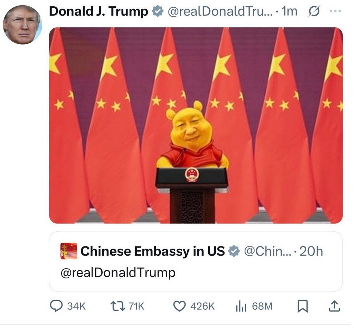 Винни-Пух выступает в Китае Мем, где Дональд Трамп публикует в Твиттере фотографию Винни-Пуха за трибуной на фоне китайских флагов, на которую отвечает Посольство Китая в США, просто упоминая аккаунт Трампа.