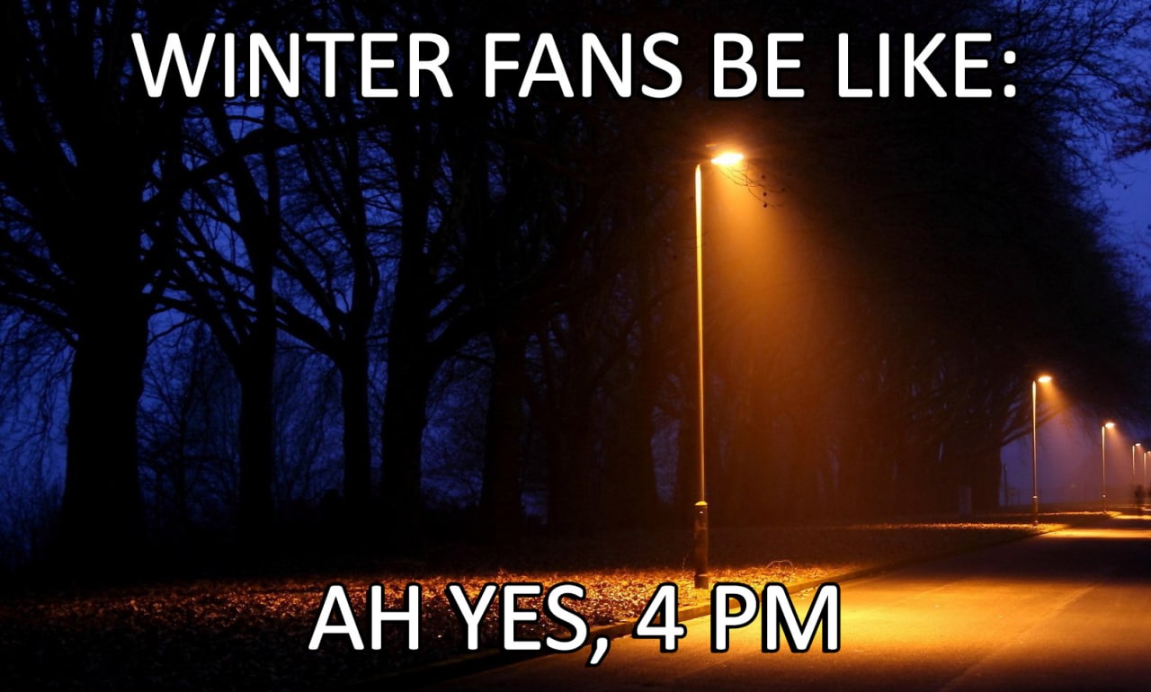 Winter fans be like: Ah yes, 4 pm Мем с надписью «Winter fans be like: Ah yes, 4 pm» на фоне ночной улицы с горящими фонарями