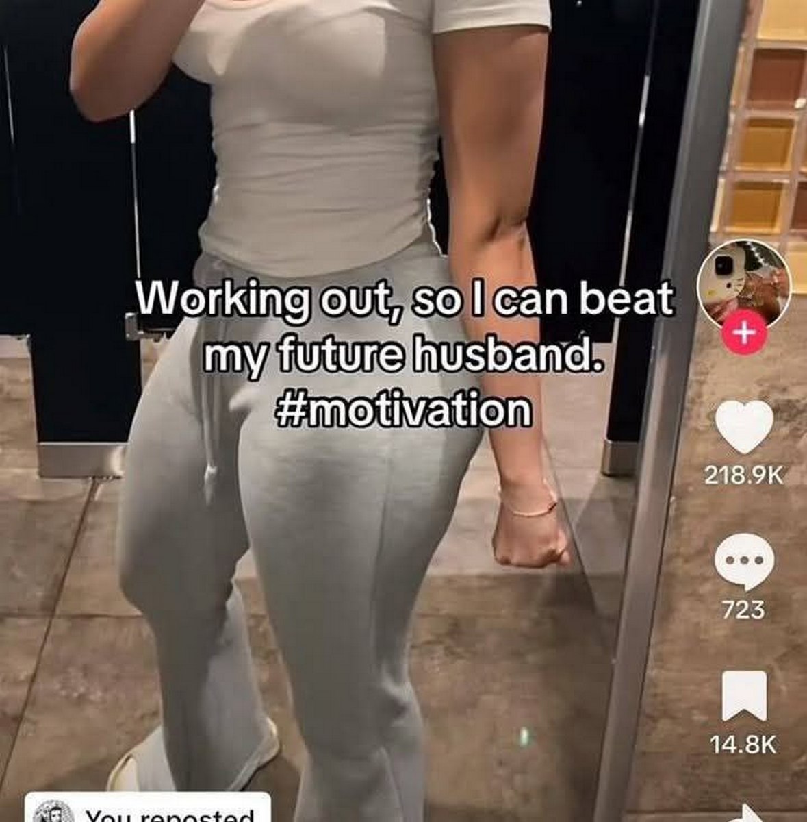 Working out, so I can beat my future husband Девушка показывает накачанные ноги и говорит, что тренируется, чтобы побить своего будущего мужа