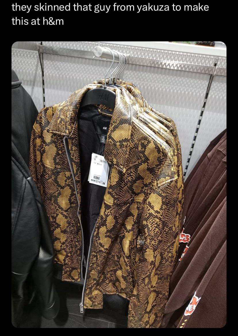 Куртка из скина из Якудзы Куртка из H&M с узором под змеиную кожу, напоминающая скины из игры Якудза.