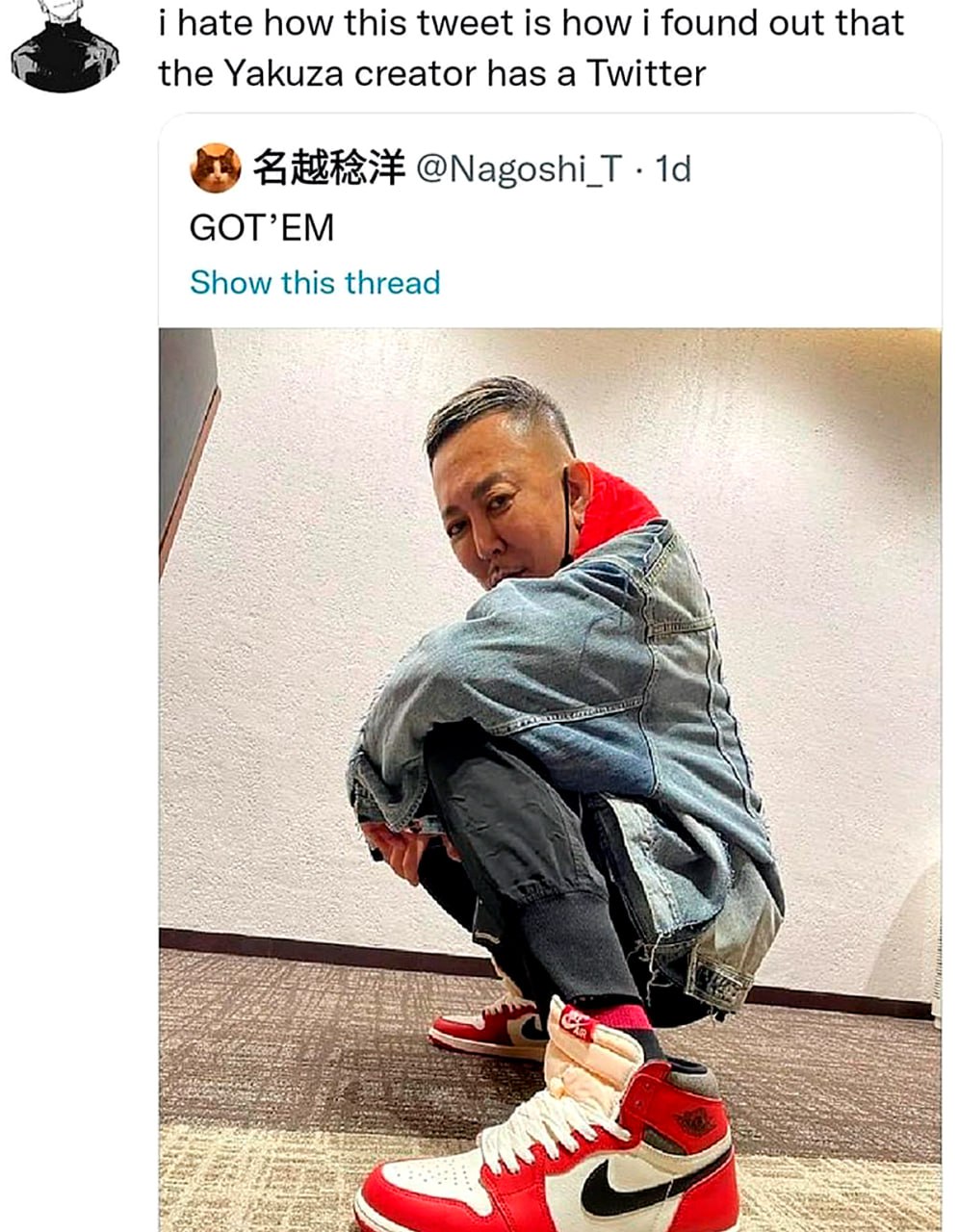 Создатель Yakuza сидит на корточках в кроссовках Мужчина в джинсовой куртке и спортивных кроссовках сидит на корточках в позе гопника, при этом он является создателем серии игр Yakuza