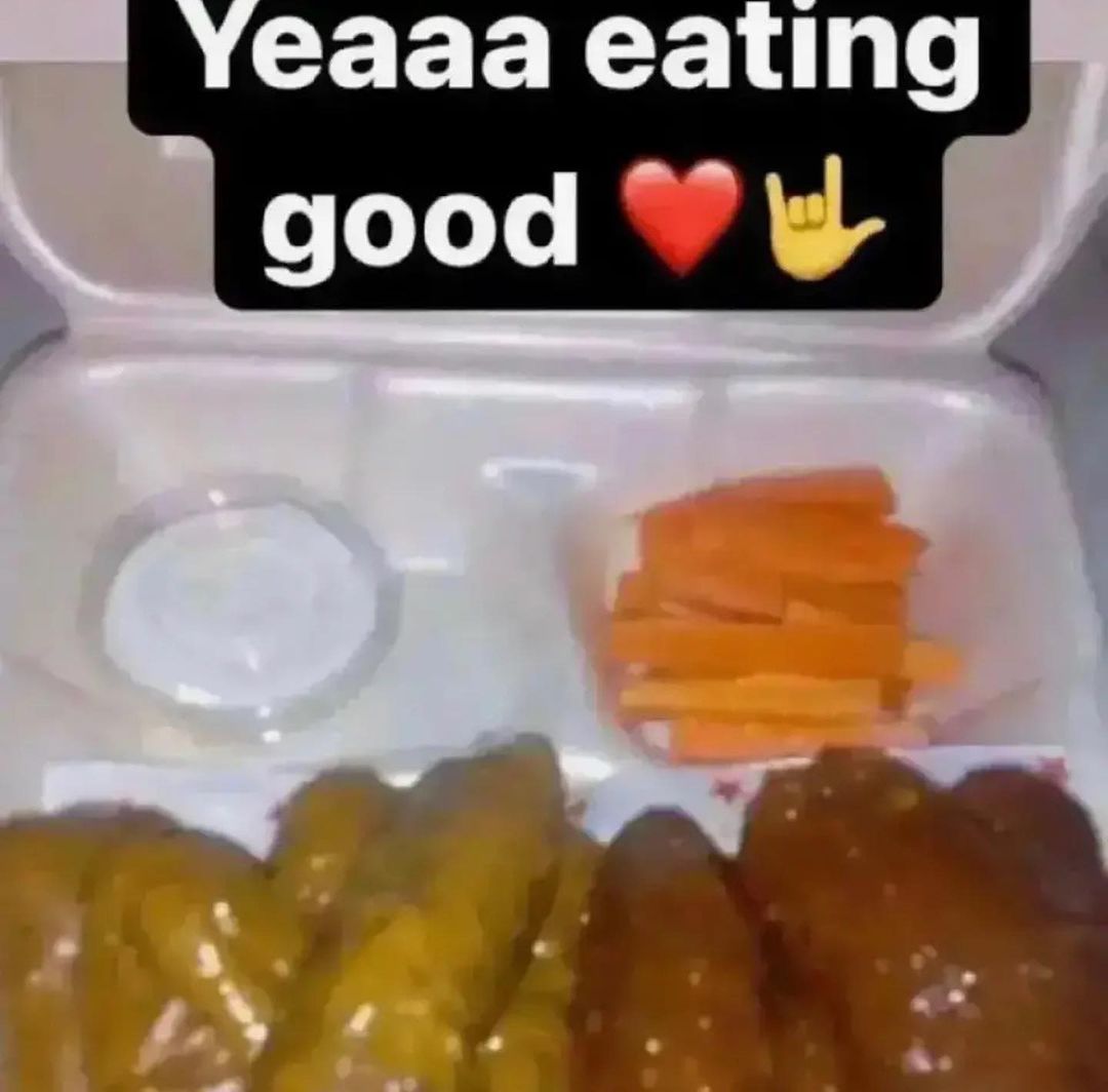 Yeaaa eating good Еда из контейнера с соусом, морковью и чем-то еще. Сверху надпись "Yeaaa eating good" с сердечком и знаком "рок-н-ролл".