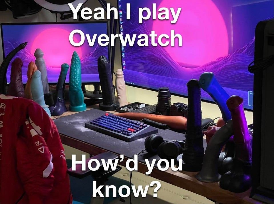 Да, я играю в Overwatch. Как ты догадался? Игровой стол с множеством фаллоимитаторов и надписью «Да, я играю в Overwatch. Как ты догадался?»