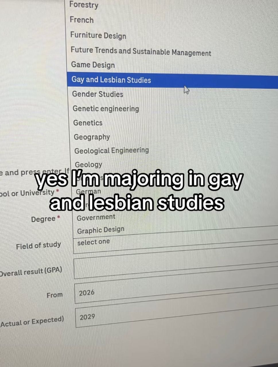 На форме с выбором направления обучения выделен пункт «Gay and Lesbian Studies», а подпись сообщает: «Да, я учусь на специальности по исследованиям геев и лесбиянок».
