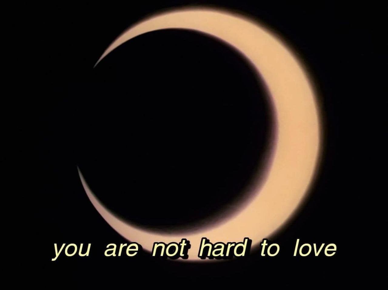 Золотистый серп луны на чёрном фоне с надписью «you are not hard to love» — «тебя не трудно любить».