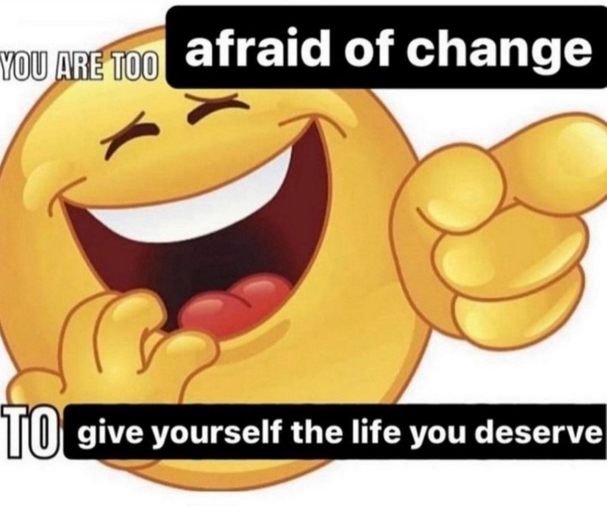 You are too afraid of change Смеющийся эмодзи, указывающий на зрителя, со словами «You are too afraid of change to give yourself the life you deserve»
