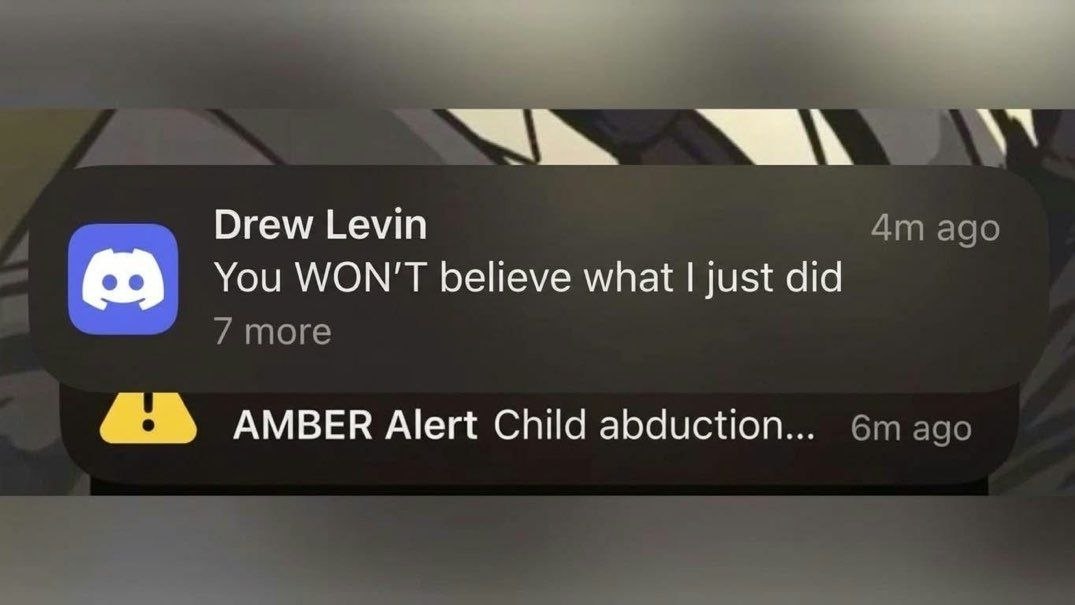 Уведомление Discord «You WON'T believe what I just did» появляется рядом с экстренным сообщением AMBER Alert о похищении ребёнка.