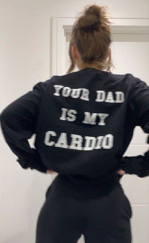 Your dad is my cardio Девушка в черной толстовке с надписью "Your dad is my cardio".