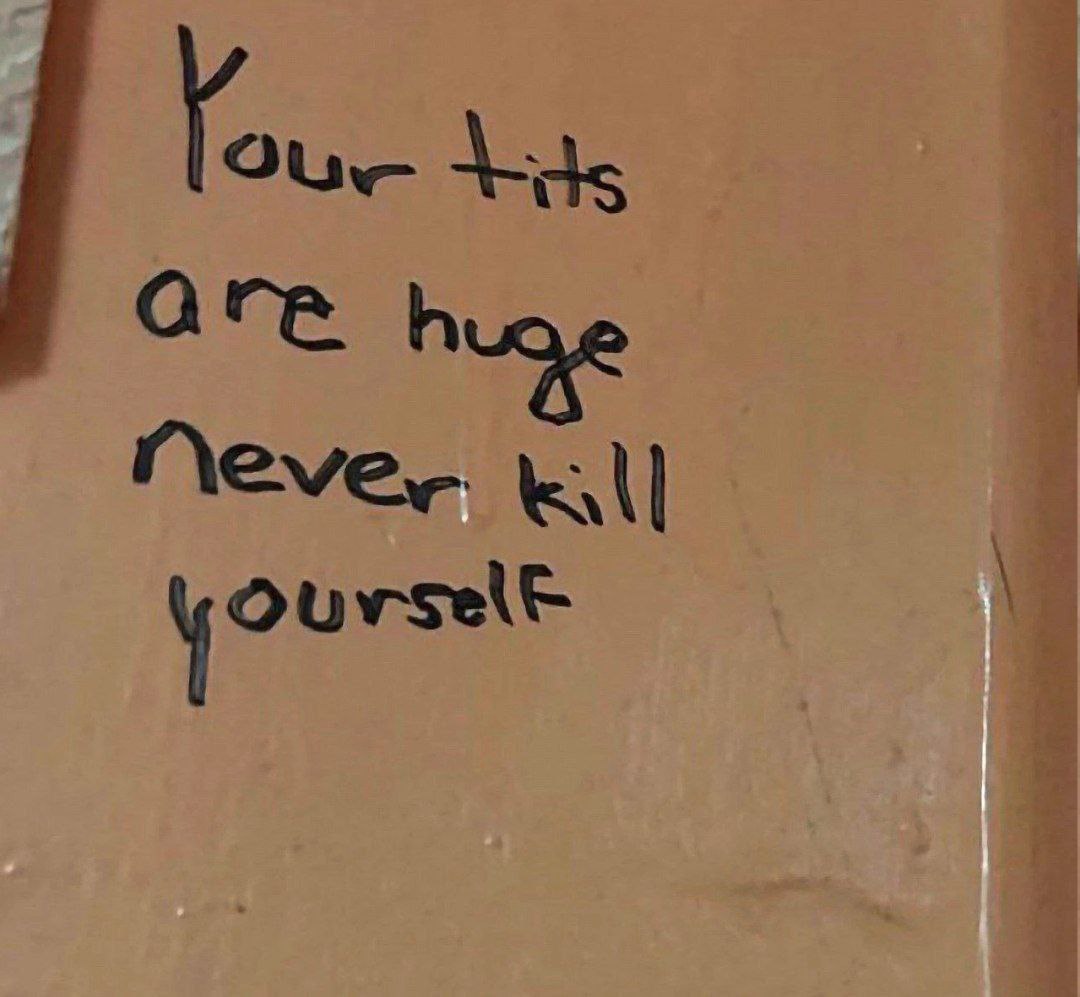 Your tits are huge never kill yourself Надпись на руке Your tits are huge never kill yourself