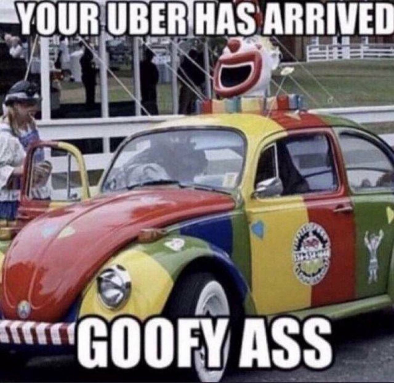 Your Uber has arrived goofy ass Машина Uber в виде разноцветного "Фольксвагена Жука" с головой клоуна на крыше.
