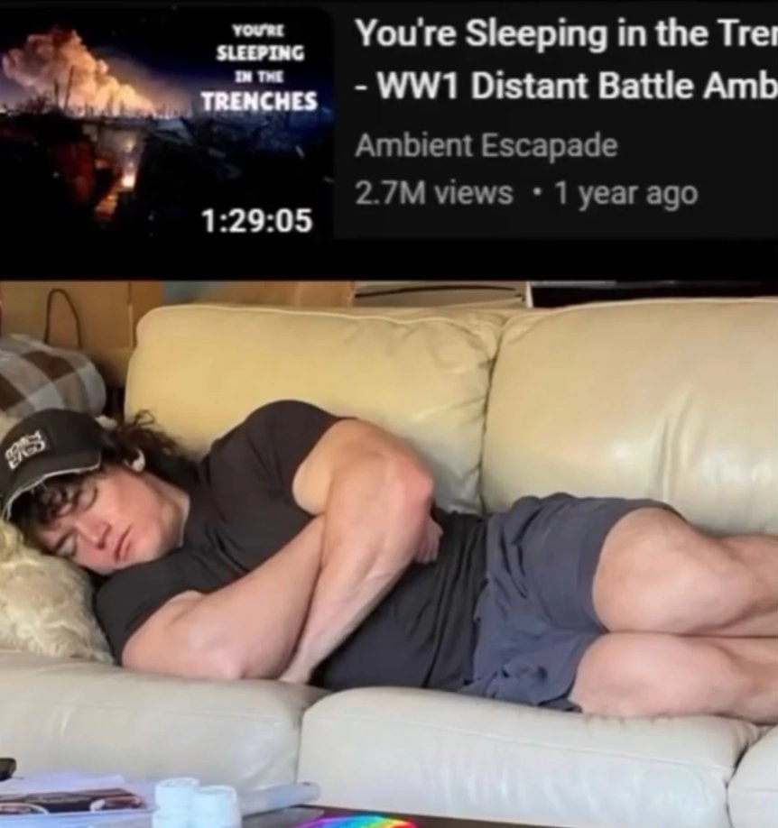 You're Sleeping in the Trenches Мем со спящим на диване парнем, под звуки битвы из окопов Первой мировой войны.