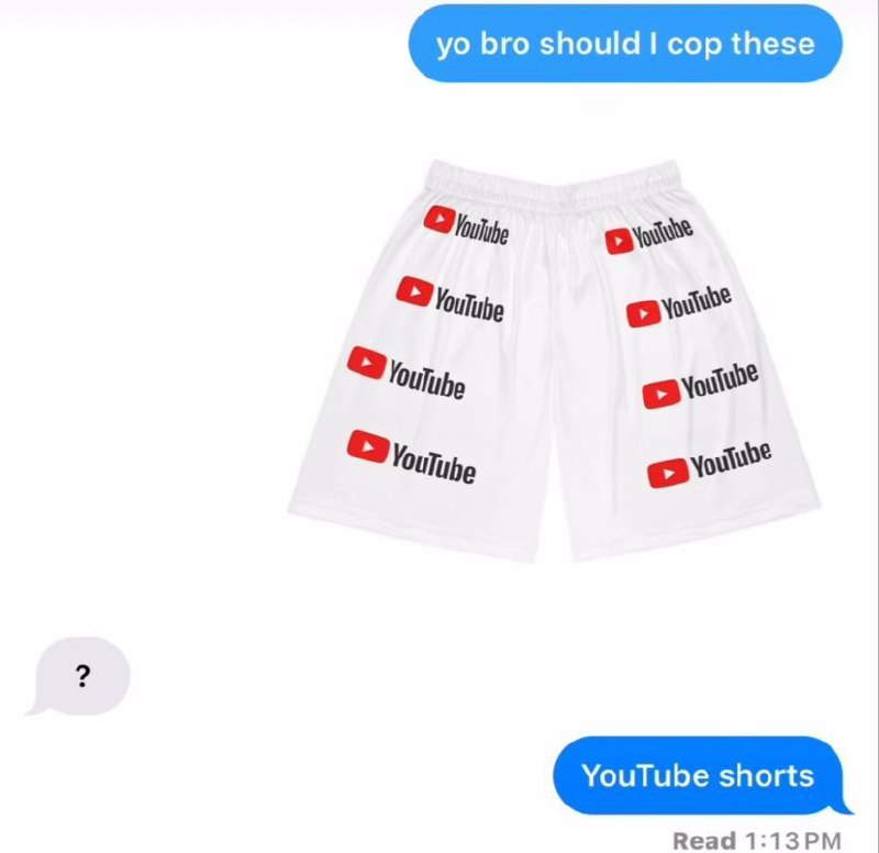 Мем про YouTube Shorts Переписка, где один человек спрашивает у друга, стоит ли ему покупать белые шорты с логотипами YouTube, на что друг отвечает вопросительным знаком, а затем ему поясняют, что это YouTube Shorts.