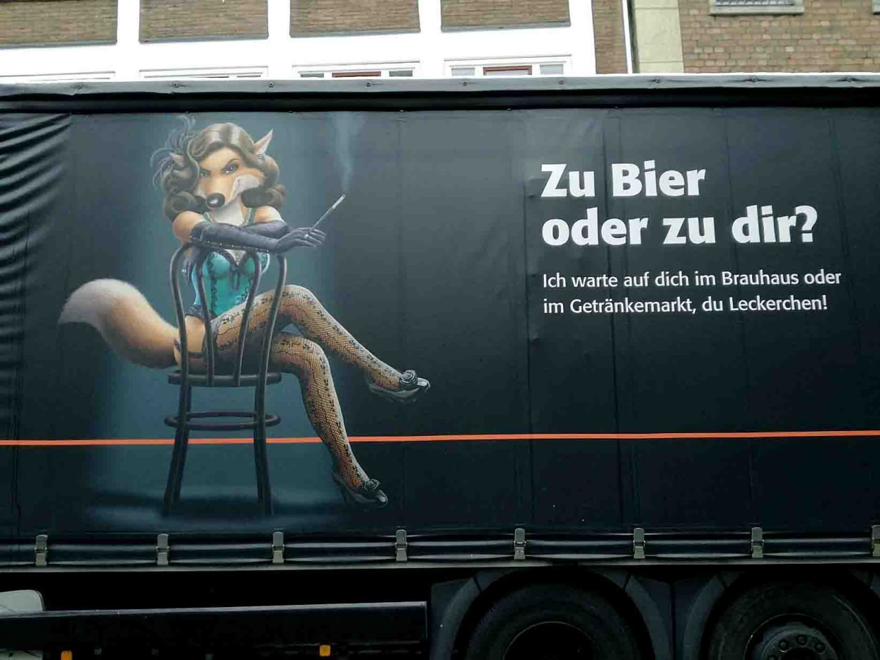 Zu Bier oder zu dir? Мем с лисицей на рекламном баннере «Zu Bier oder zu dir?»
