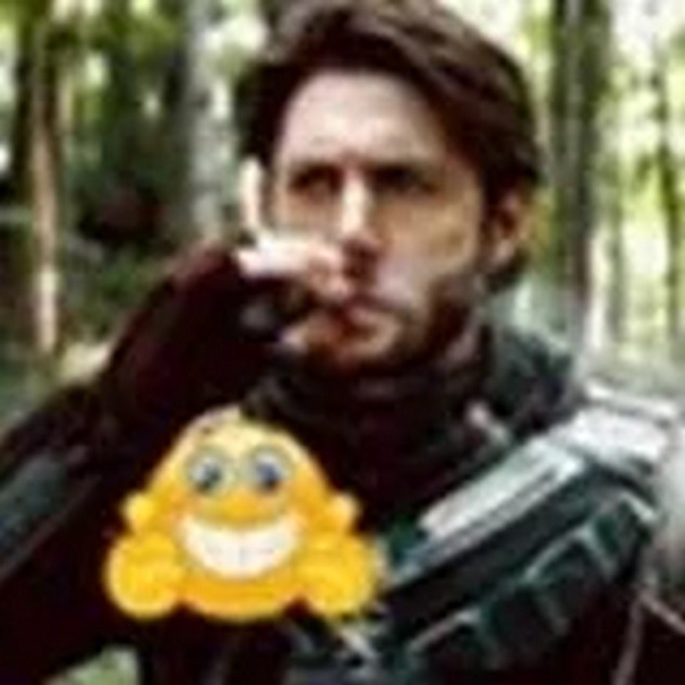Солдат Бойс и улыбающийся эмодзи Мем, где Солдат Бойс из сериала «Пацаны» курит сигару, а перед ним располагается улыбающийся эмодзи, закрывающий его грудь.
